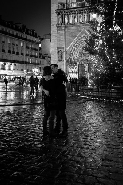 couple kissing at night street photography